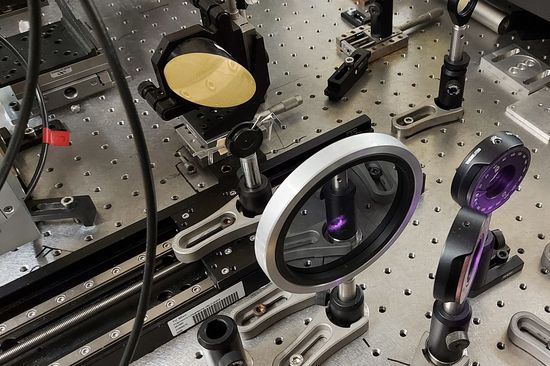 Versuchsaufbau aus optischen Linsen an der TU Wien, fotografiert von schräg oben.