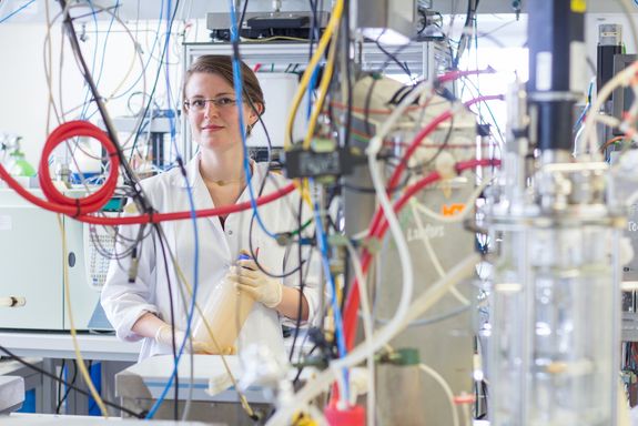 Nicole Mahler mit einer Abwasser-Probe, aus der wertvolle Stoffe gewonnen werden können.