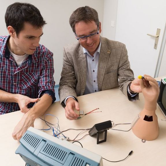 2 Männer mit Handprothese