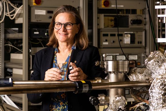 Ulrike Diebold im Labor