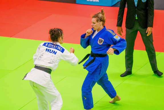 Zwei Frauen beim Judokampf.