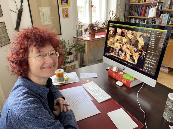 Prof. Gebeshuber vor dem Computerbildschirm mit geöffneten Zoom Meeting.