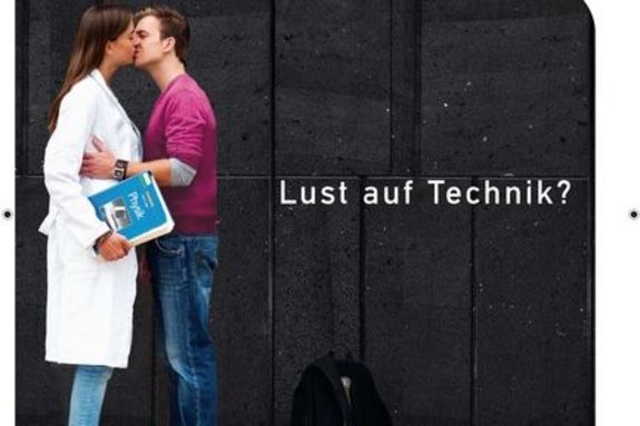 Mann küsst Frau in Arbeitsmantel