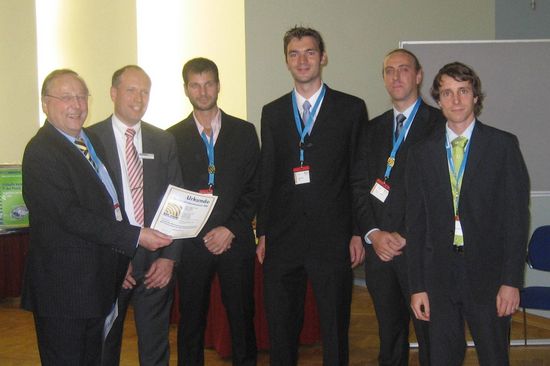 Georg Schmidt von GEROTRON COMMUNICATION (links) und Thomas Rönpage von National Instruments (2.v.l.) überreichen die Urkunde an Bastian Knerr, Lukas W. Mayer, Robert Langwieser und Christoph Angerer (3.-6.v.l.)