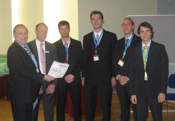 Georg Schmidt von GEROTRON COMMUNICATION (links) und Thomas Rönpage von National Instruments (2.v.l.) überreichen die Urkunde an Bastian Knerr, Lukas W. Mayer, Robert Langwieser und Christoph Angerer (3.-6.v.l.) Georg Schmidt von GEROTRON COMMUNICATION (links) und Thomas Rönpage von National Instruments (2.v.l.) überreichen die Urkunde an Bastian Knerr, Lukas W. Mayer, Robert Langwieser und Christoph Angerer (3.-6.v.l.)