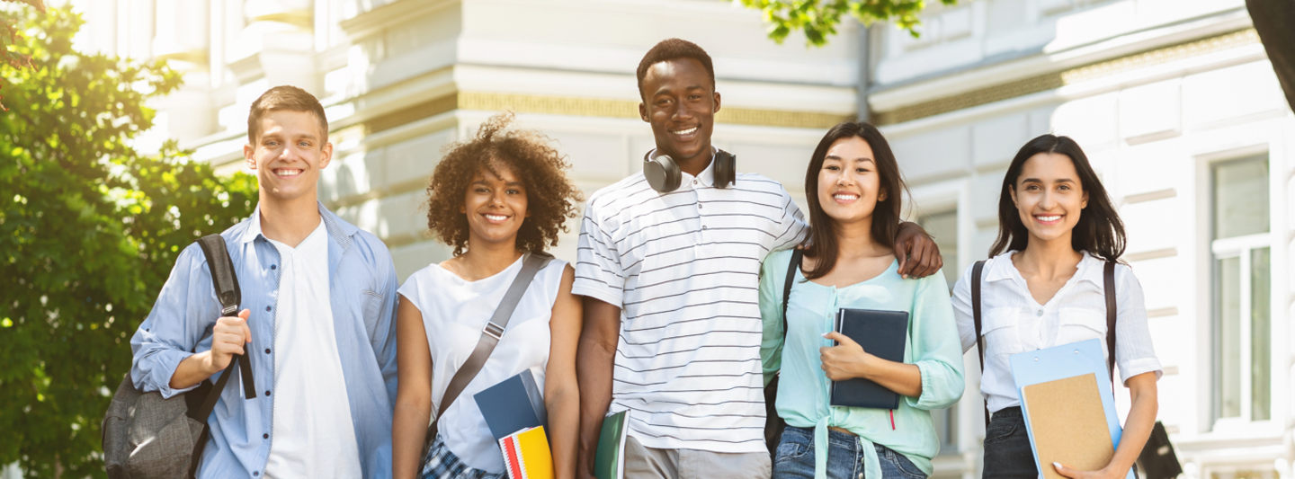 Fünf Studierende stehen vor der Universität