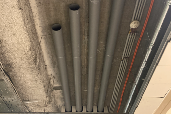 Abluftrohre an der Decke.