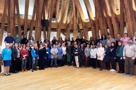 Gruppenbild im Kuppelsaal der TUW. Im Hintergrund sichtbar, die Holzbalken des Saales.