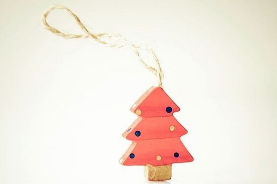 Foto of a christmas-tree shaped pendant.
