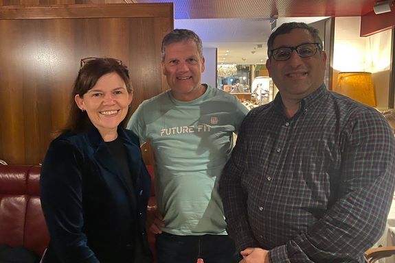 3 Personen stehend beim Abschieds-Thanksgiving-Dinner Bettina Neunteufl, Jens Schneider und Jonathan Alloy