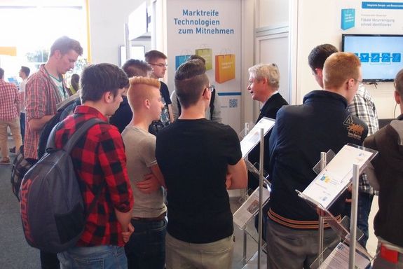 Prof. Robert Mach im Gespräch mit Messebesuchern.