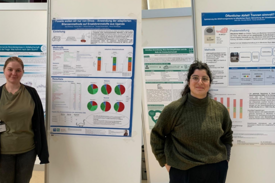 [Translate to English:] Betül Gök und Sara Neuburg beim Abfallwirtschaftstagung des ÖWAV mit ihren Posters