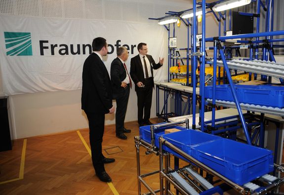 Lean Methoden in der Montage werden an der Lernmontagezelle präsentiert Lean Methoden in der Montage werden an der Lernmontagezelle präsentiert