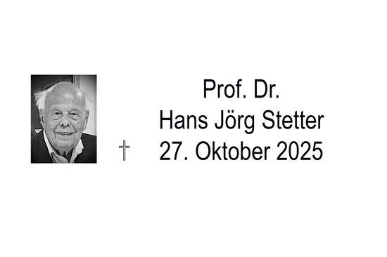 kleines Portraitfoto von Prof. Hans Jörg Stetter. Daneben sieht man ein Kreuz. Rechts davon steht "Prof. Dr. Hans Jörg Stetter - 27. Oktober 2025"