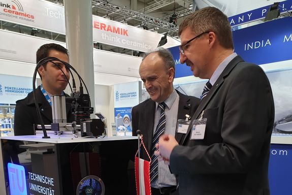 Vice rector Fröhlich (middle), Prof. Dr. Michael Harasek (right) and Dr. Bahram Haddadi (left) talk shopping about the 2-in-1-Laser Eye.