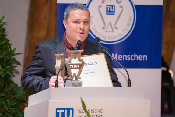 Best Teacher 2018: Martin Müller Martin Müller steht mit seinem Best Teaching Award am Rednerpult