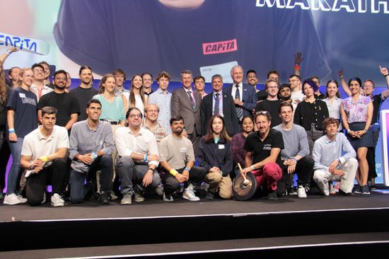 Bühne mit großer Gruppe Menschen stehend