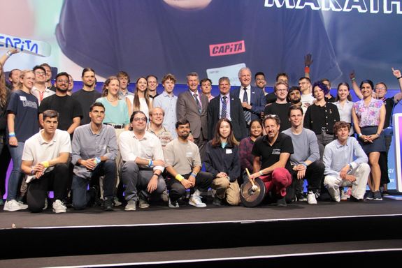 Bühne mit großer Gruppe Menschen stehend