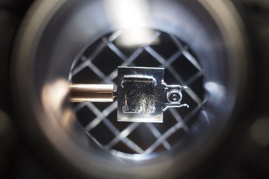 Versuchsaufbau mit polykristalliner Folie und Transferstab