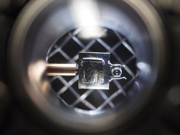 Versuchsaufbau mit polykristalliner Folie und Transferstab