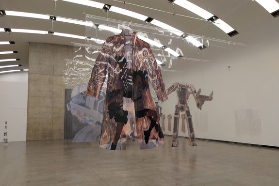 Plastikwände mit Bildern darauf