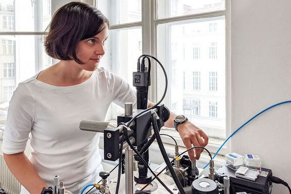 Frau im Labor
