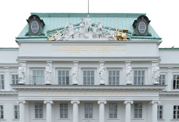 AA – Karlsplatz 13, Mittelrisalit