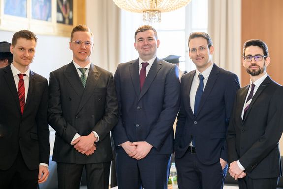 Gruppenfoto fünf Promovenden stehend
