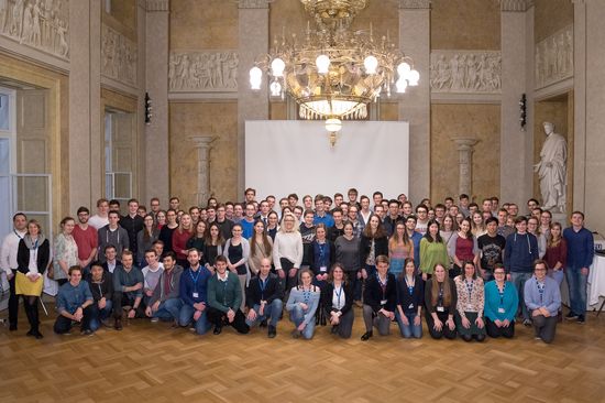 Rund hundert TU Mentoren und Mentorinnen im Festsaal zum Gruppenfoto versammelt.