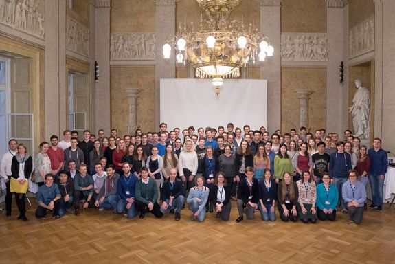Rund hundert TU Mentoren und Mentorinnen im Festsaal zum Gruppenfoto versammelt.