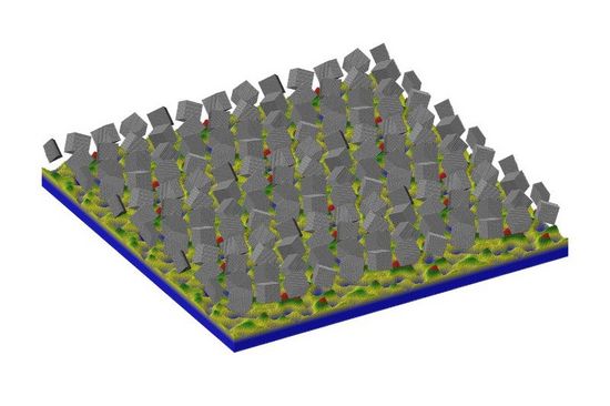 eckigen Abrasivpartikeln sind oben auf der Oberfläche zu sehen.