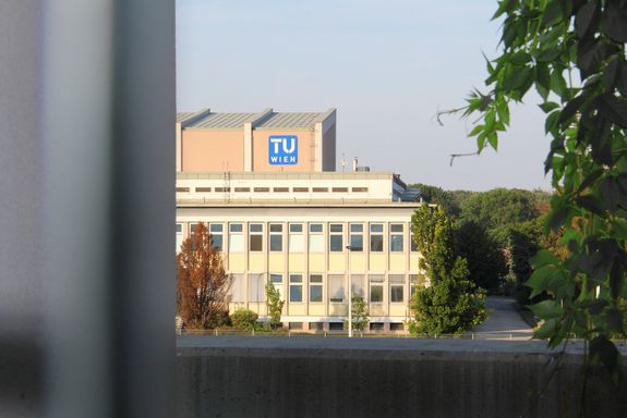 Durchsicht auf den alten Teil des Atominstituts