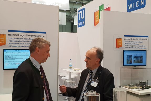 Prof. Dr. Andreas Werner talking to vice-rector Prof. Dr. Johannes Fröhlich at the TU Wien stand.