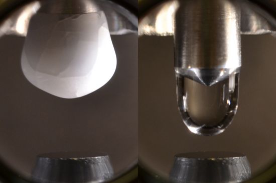 [Translate to English:] In der Vakuumkammer wird ein hochreiner Eiszapfen hergestellt und dann geschmolzen.