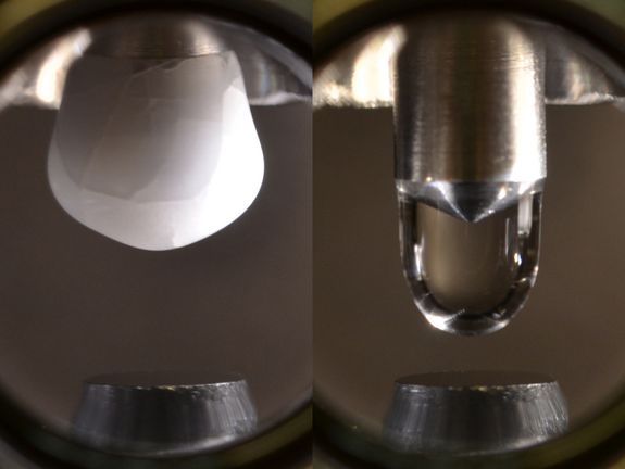 In der Vakuumkammer wird ein hochreiner Eiszapfen hergestellt und dann geschmolzen. In der Vakuumkammer wird ein hochreiner Eiszapfen hergestellt und dann geschmolzen.