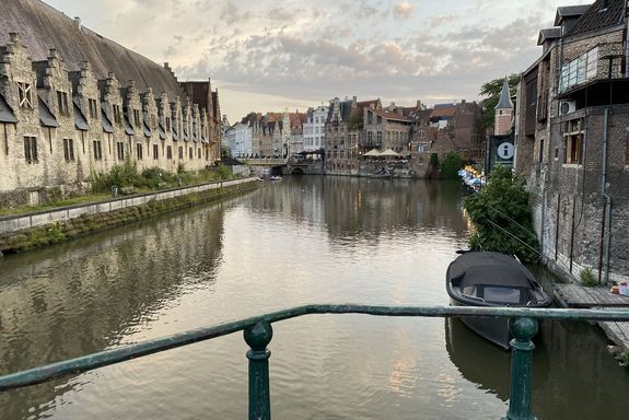 Fluss mit historischen Häusern