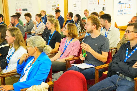 Publikum sitzend, innen