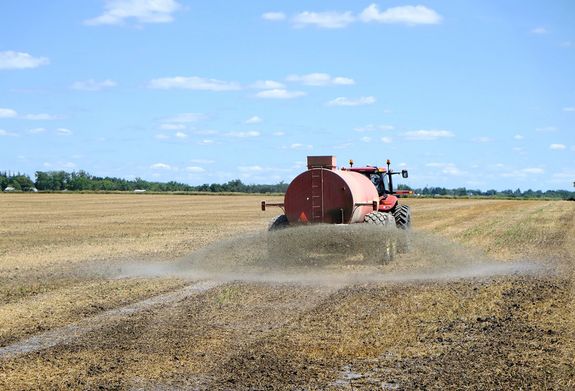 Traktor trägt Hydrogen-Sulfid-Fertilizer am Feld auf.