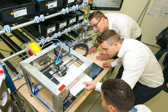 Drei Männer bei Arbeit mit Technik