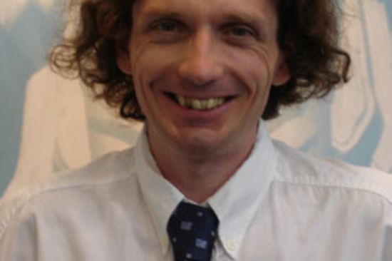 Ein Transmitter (Mitte) und zwei Receiver (oben und unten) messen die Druckwellenausbreitung in einer Flüssigkeitskammer und bestimmen so die Viskosität der Flüssigkeit.