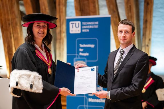 Übergabe Diplom Jasmin Gründling-Riener, Vizerektorin Lehre, und Richard Buchinger