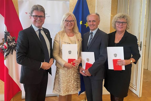 Gruppenfoto 4 Personen stehend