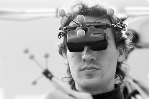 Hannes Kaufmann mit VR-Brille, Schwarz-weiß-Aufnahme.