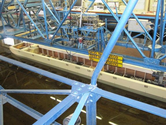 Schleppversuch mit einem Schiffsmodell