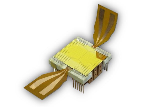 Atomchip zum Kühlen und Manipulieren der ultrakalten Atomwolken.