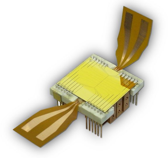 Atomchip zum Kühlen und Manipulieren der ultrakalten Atomwolken.