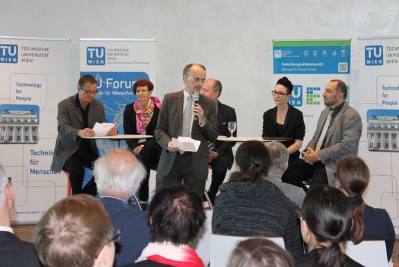 Opening by vice-rector Fröhlich. In the background is the podium, from left to right: Norbert Fiala (moderator), Barbara Oberhauser, Anton Friedl, Miriam Unterlass, Marko Mihovilovic