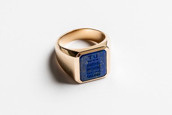 Detailsaufnahme Ehrenring, gold, mit blauem Stein und TU Wien eingearbeitet