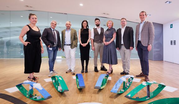 Gruppenfoto gesamtes Cultural Collisions Projektteam stehend in der Ausstellung