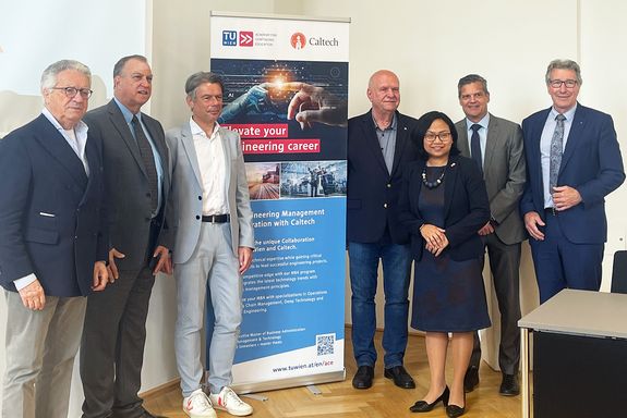 Die Rednerinnen und Redner der Pressekonferenz neben einem Roll-up der ACE.